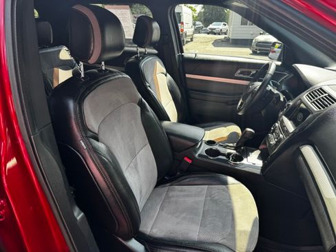 Used 2017 Ford Explorer FWD XLT image 18