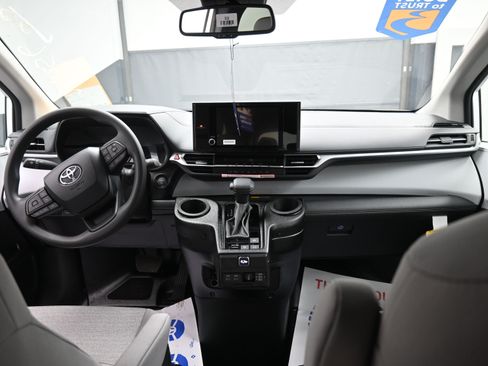 Used 2026 Toyota Sienna LE image 15