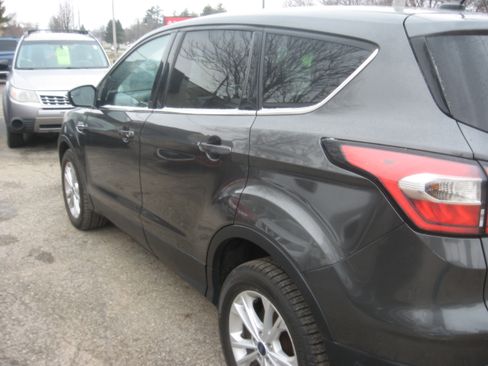 Used 2017 Ford Escape SE image 6