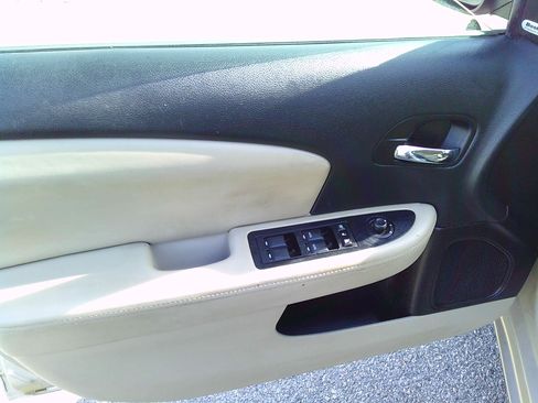 Used 2014 Chrysler 200 Limited image 7