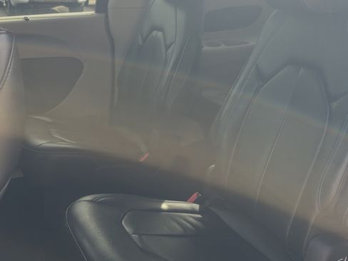 Used 2021 Chrysler Pacifica Touring-L image 15