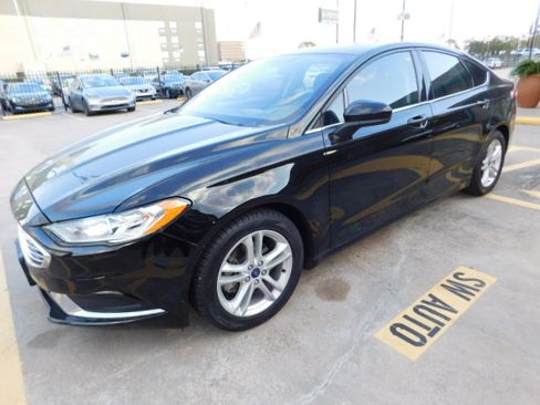 Used 2018 Ford Fusion SE image 4