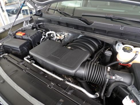 Used 2025 Chevrolet Suburban RST image 17