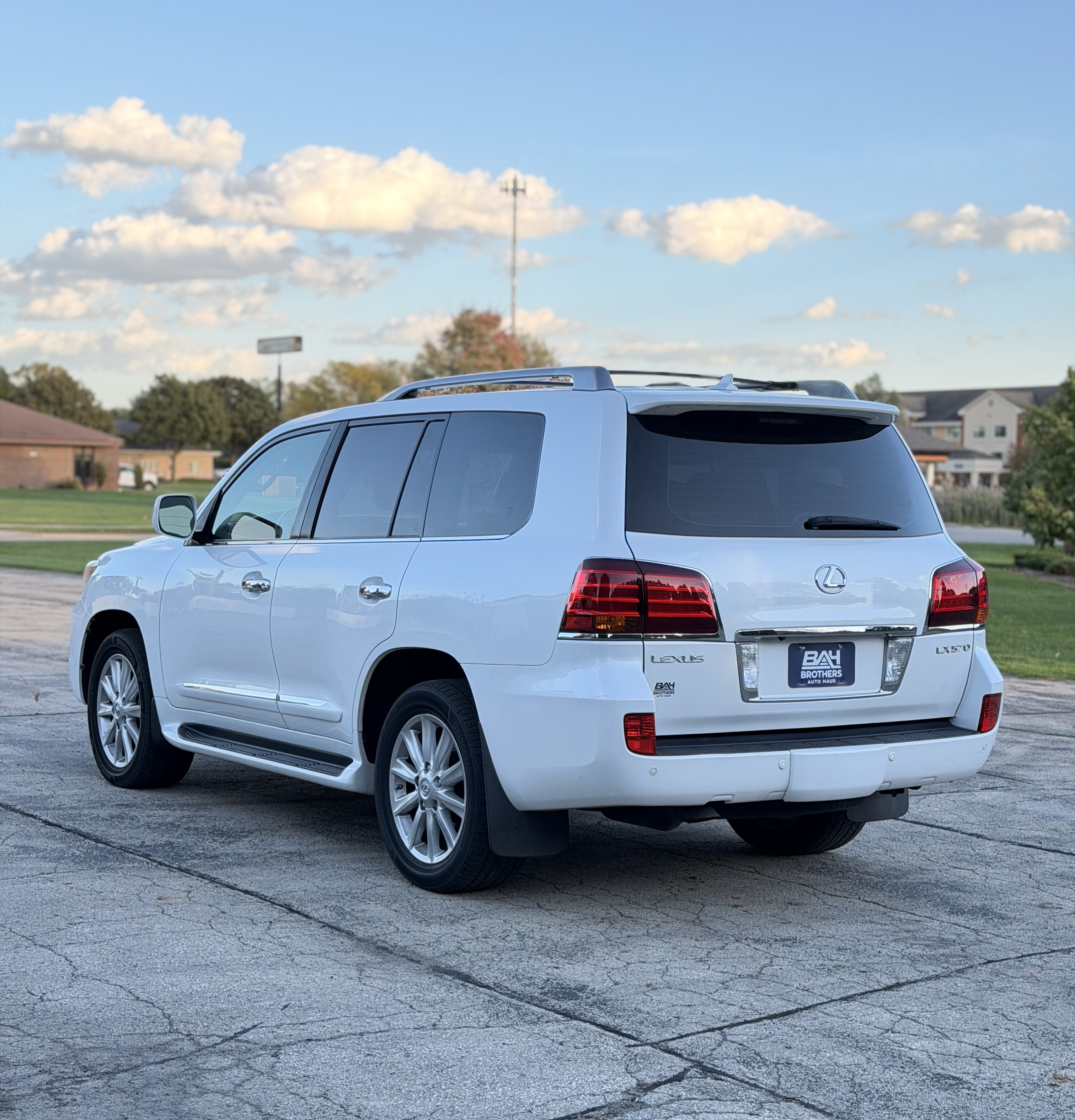 Used 2009 Lexus LX 570 4WD w/ 3rd Row & Luxury Pkg image 5