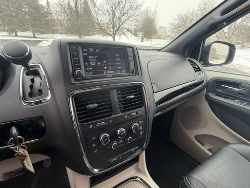 Used 2019 Dodge Grand Caravan SXT image 16