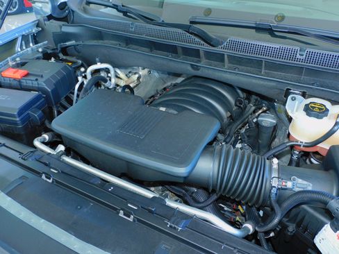 Used 2025 Chevrolet Suburban Z71 image 3