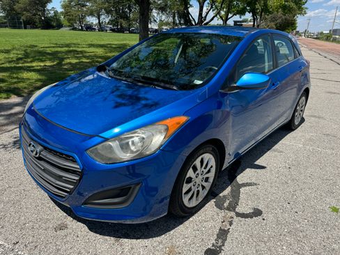 Used 2017 Hyundai Elantra GT Hatchback FWD image 1