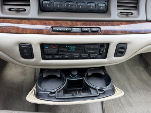 Used 1997 Lincoln Town Car Signature RWD image 11
