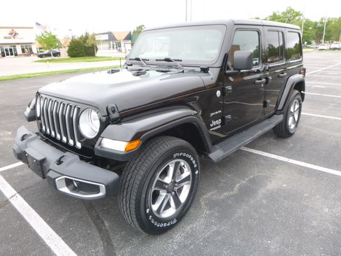 Used 2018 Jeep Wrangler Unlimited Sahara image 2
