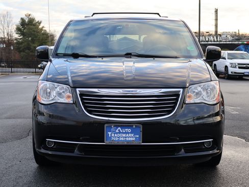 Used 2016 Chrysler Town & Country Touring image 3