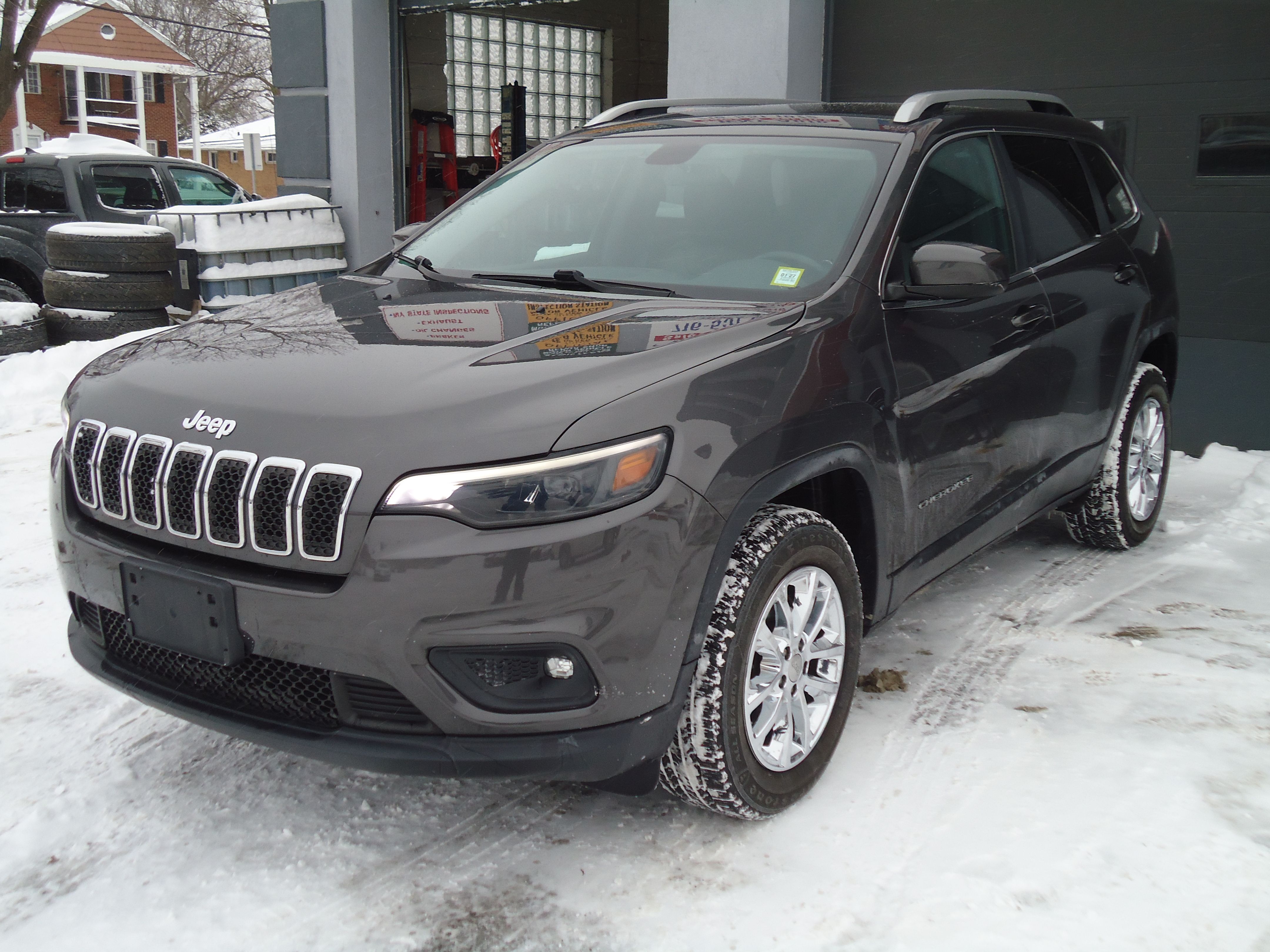 Used 2019 Jeep Cherokee Latitude Plus AWD/4WD image 2