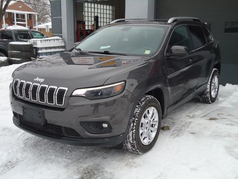 Used 2019 Jeep Cherokee Latitude Plus image 2