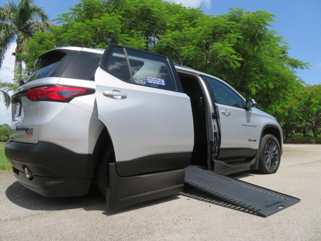 Used 2022 Chevrolet Traverse FWD RS image 37