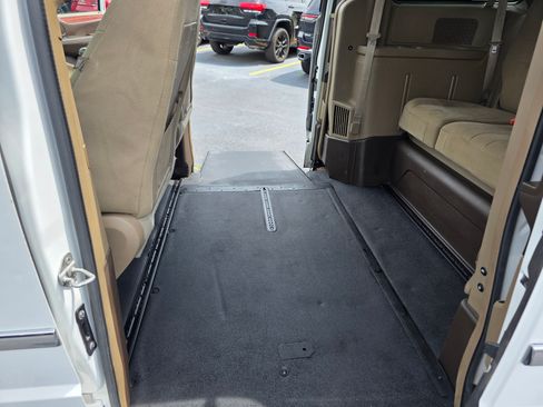 Used 2014 Chrysler Town & Country Touring image 14
