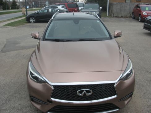 Used 2017 INFINITI QX30 image 2