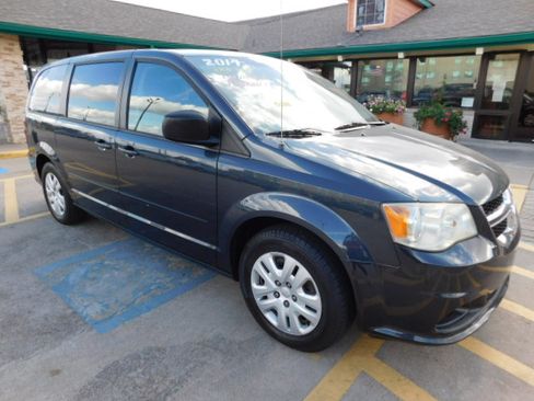 Used 2014 Dodge Grand Caravan SE image 2