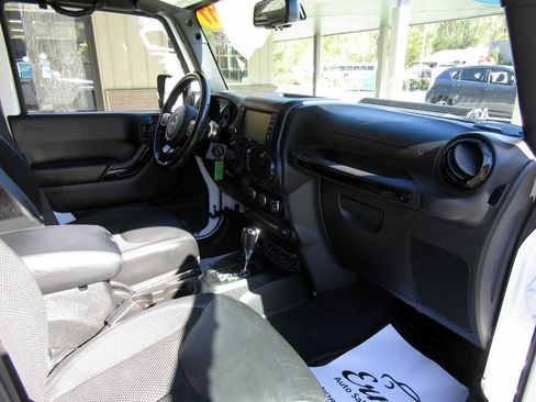 Used 2017 Jeep Wrangler Unlimited image 23