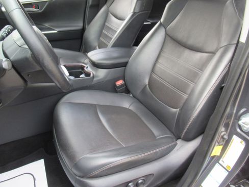 Used 2019 Toyota RAV4 Limited image 17