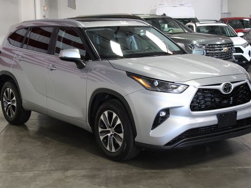 Used 2023 Toyota Highlander XLE image 2