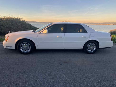 Used 2002 Cadillac De Ville image 2