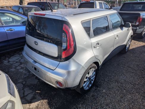 Used 2018 Kia Soul + image 3