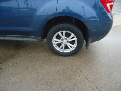 Used 2017 Chevrolet Equinox LT image 2