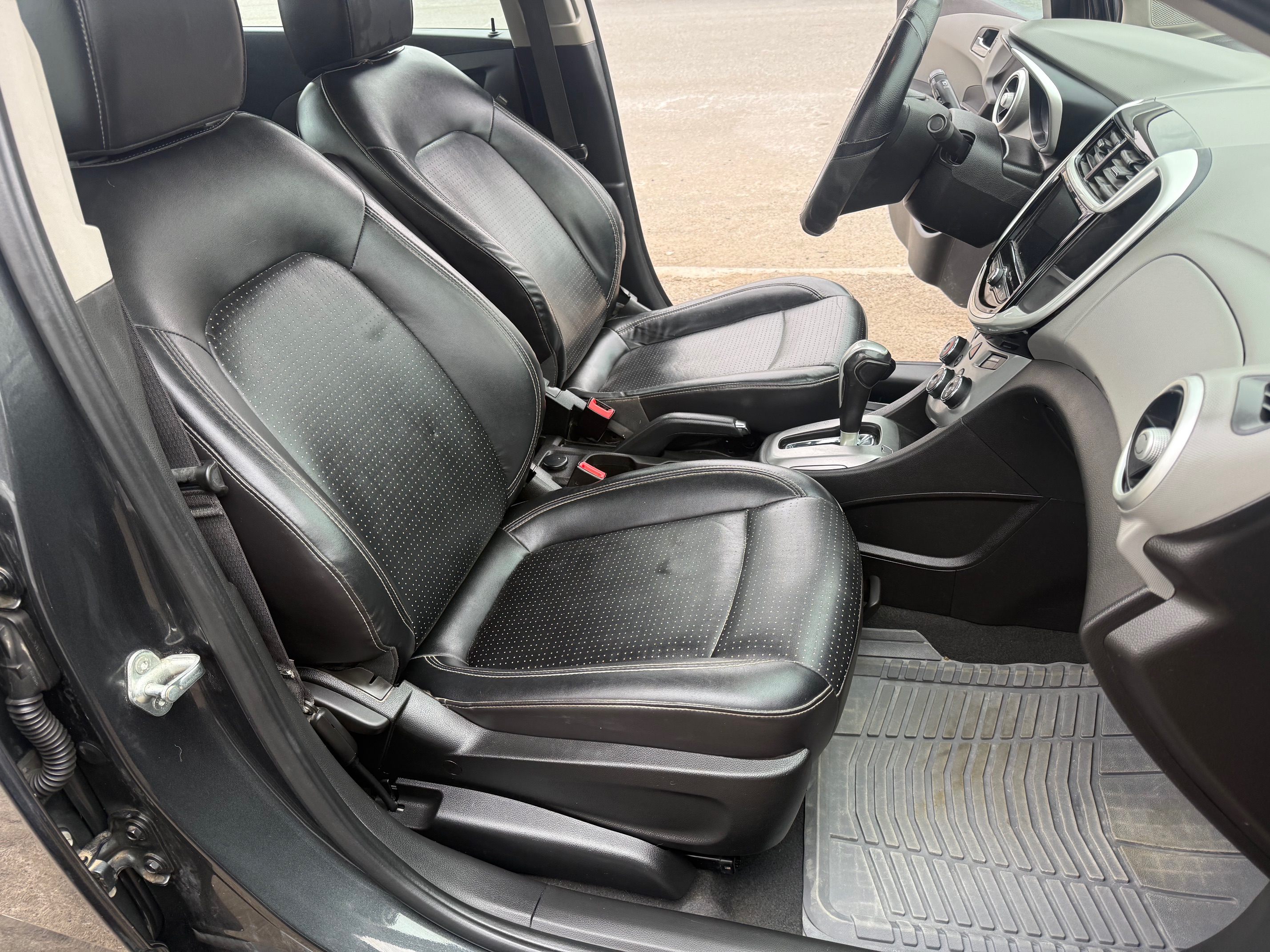 Used 2019 Chevrolet Sonic Premier FWD image 9