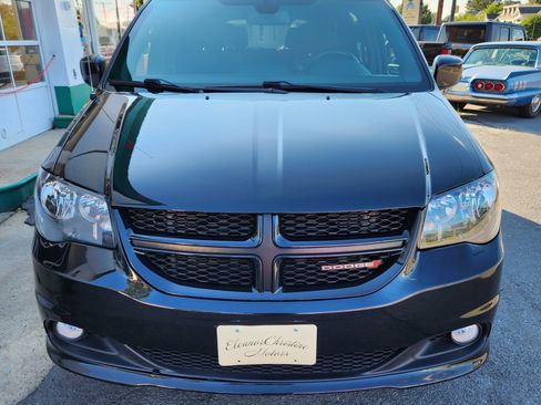 Used 2020 Dodge Grand Caravan SE Plus FWD image 3