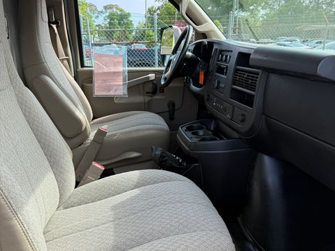 Used 2016 Chevrolet Express 3500 image 18