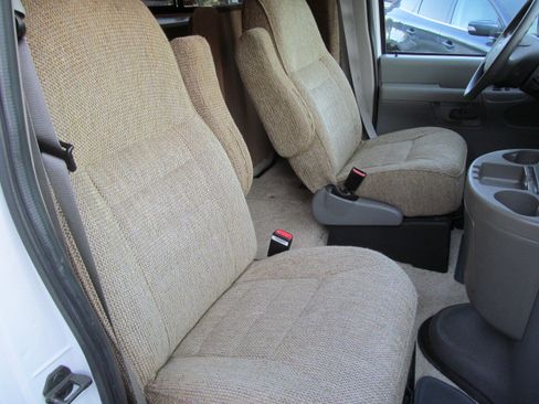 Used 2004 Ford E-350 and Econoline 350 Super Duty RWD image 25