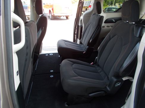 Used 2017 Chrysler Pacifica Touring FWD image 12