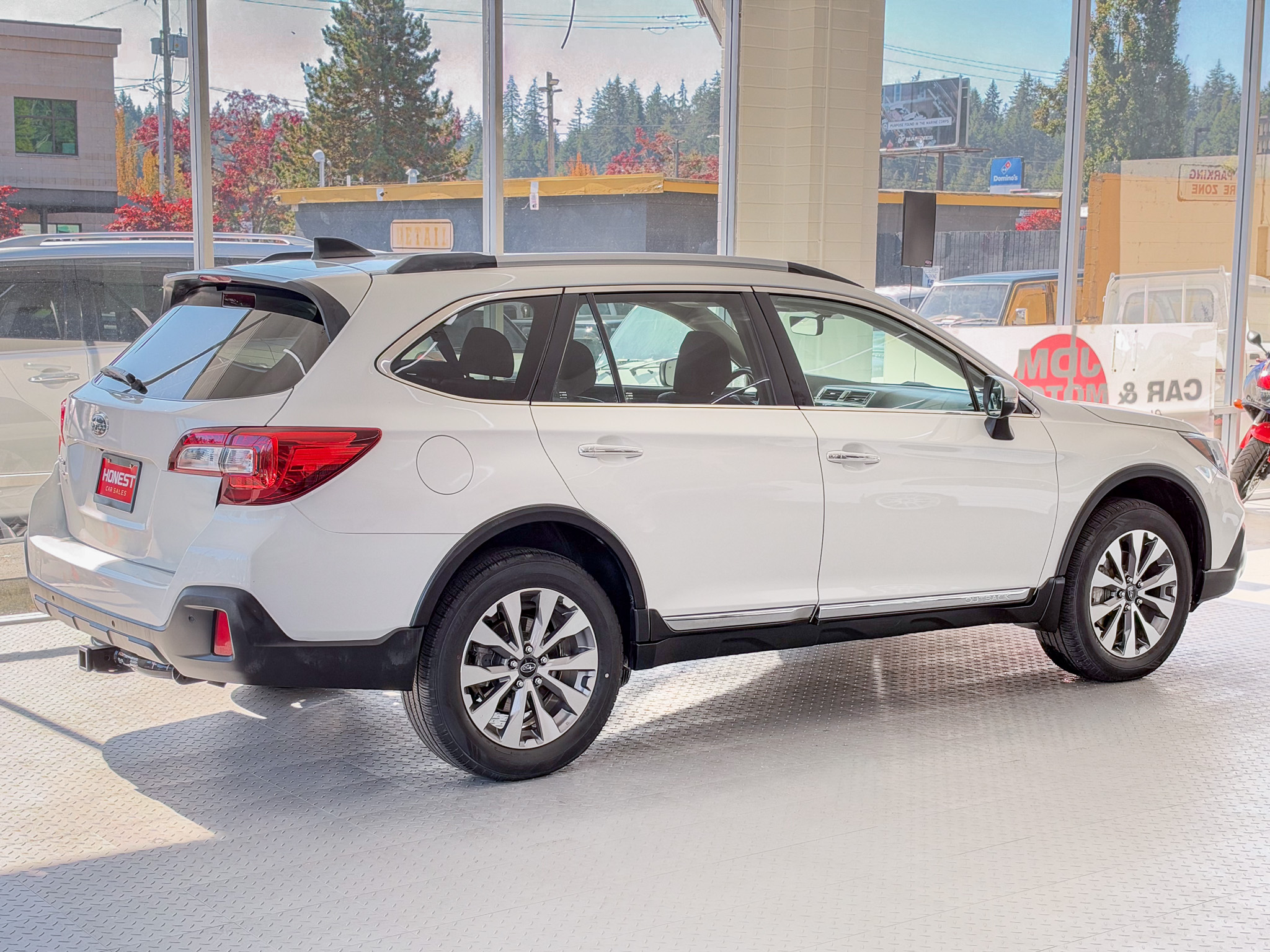 Used 2018 Subaru Outback 3.6R Touring AWD/4WD image 4