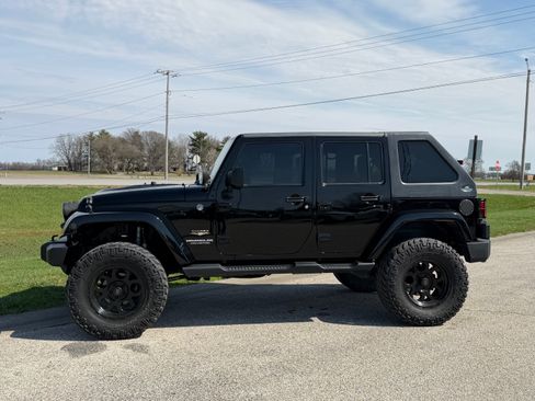 Used 2014 Jeep Wrangler Unlimited Sahara image 2