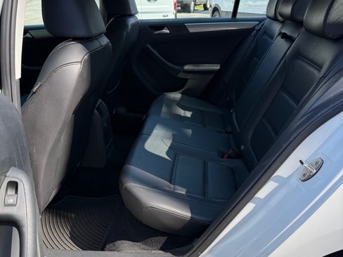 Used 2017 Volkswagen Jetta SE image 6