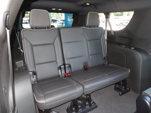 Used 2025 Chevrolet Suburban 2WD Premier image 20
