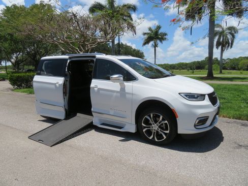 Used 2022 Chrysler Pacifica Pinnacle FWD image 19