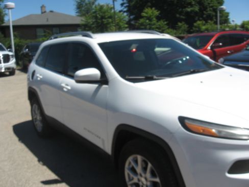 Used 2016 Jeep Cherokee 4WD Latitude image 3