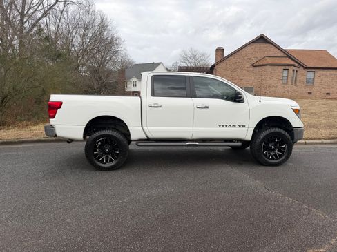Used 2018 Nissan Titan SV image 15