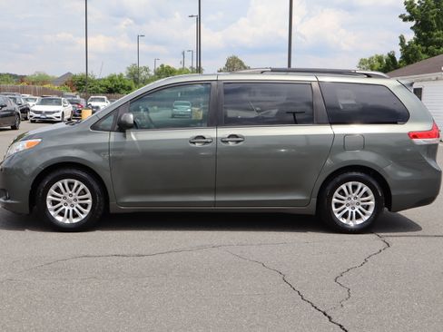 Used 2013 Toyota Sienna XLE Minivan FWD image 5