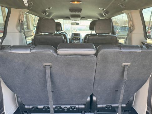 Used 2017 Dodge Grand Caravan SXT image 9