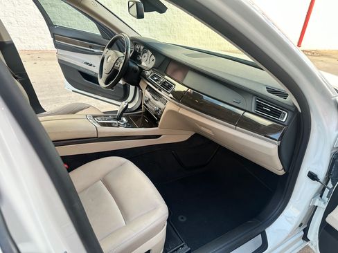 Used 2011 BMW 740Li image 18
