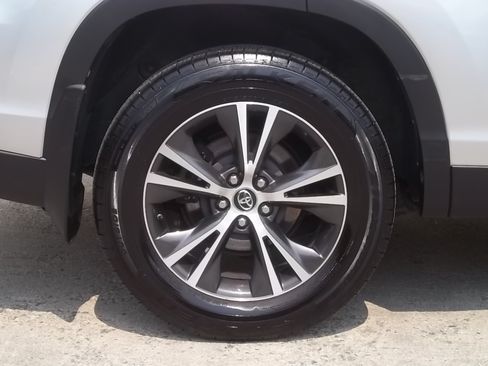 Used 2019 Toyota Highlander AWD V6 image 16