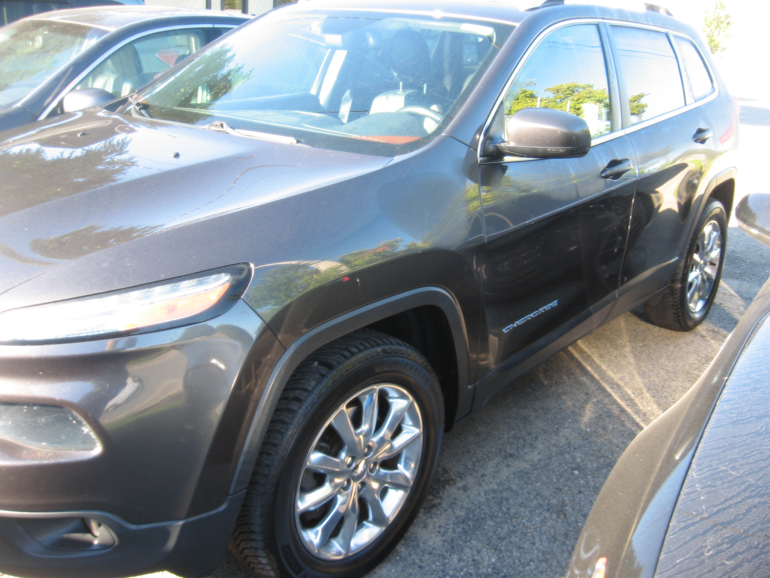 Used 2016 Jeep Cherokee 4WD Limited image 1