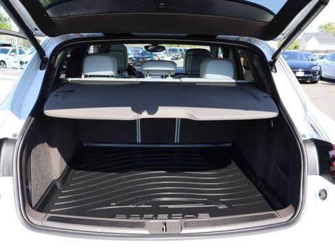 Used 2018 Porsche Macan Turbo AWD/4WD image 34