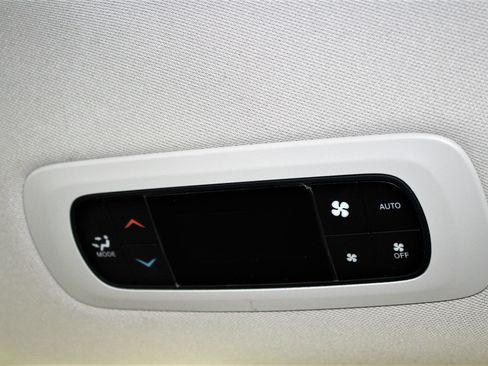 Used 2017 Chrysler Pacifica Touring-L image 34