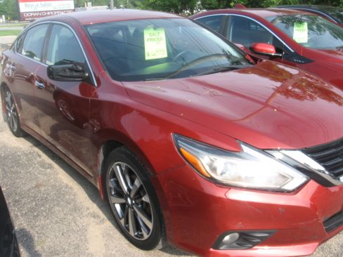 Used 2016 Nissan Altima Sedan w/ Premium Pkg FWD image 3