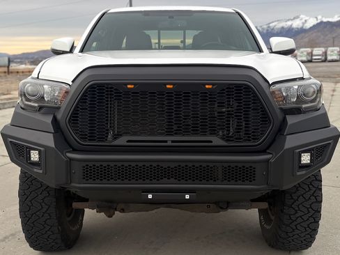 Used 2016 Toyota Tacoma TRD Off-Road image 2