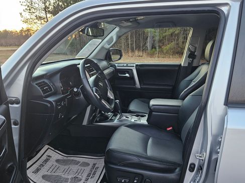 Used 2022 Toyota 4Runner SR5 Premium image 10