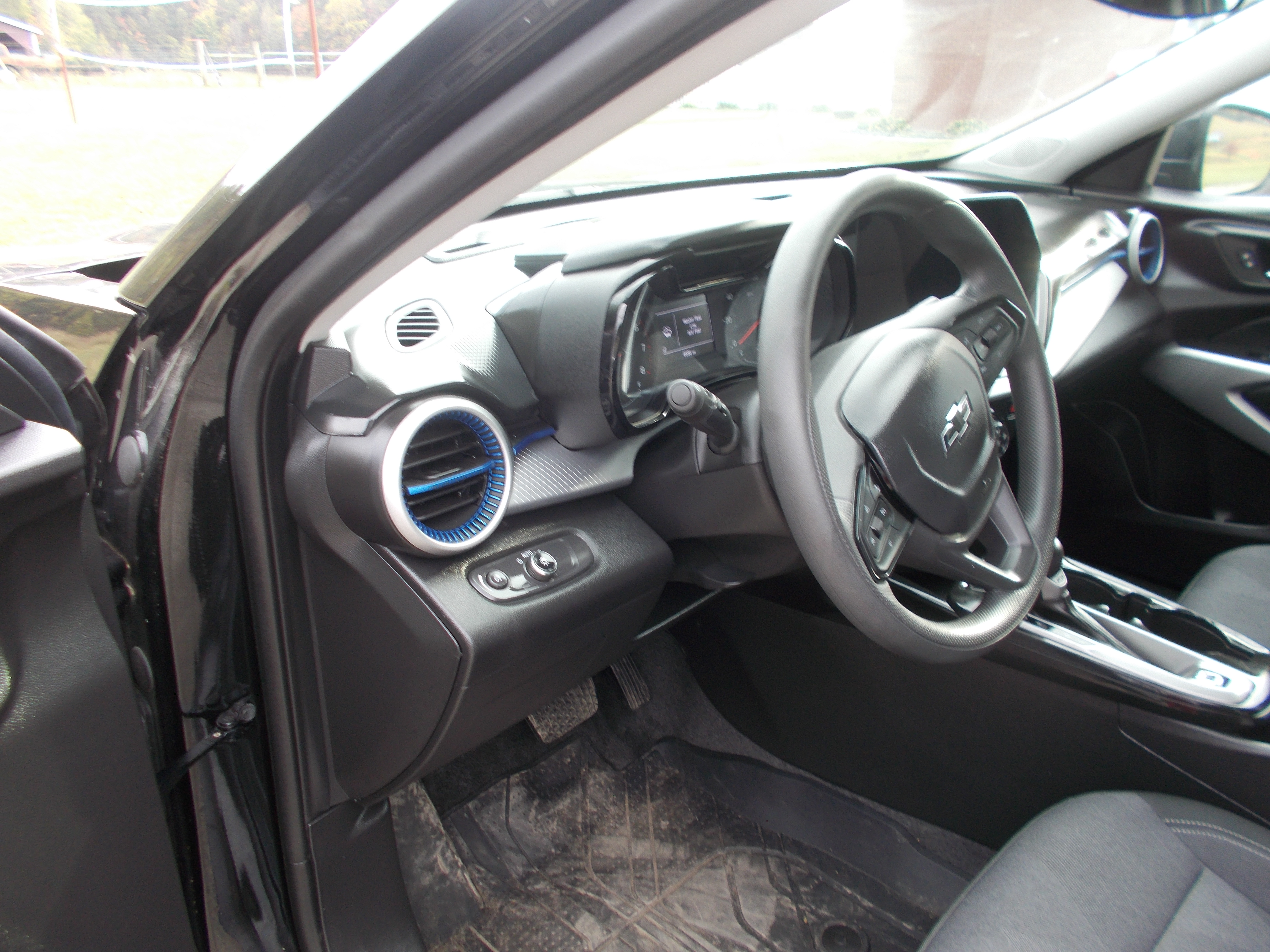Used 2025 Chevrolet Trax LS FWD image 6