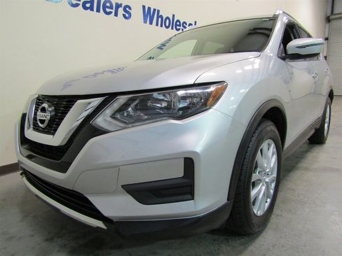 Used 2017 Nissan Rogue SV image 2